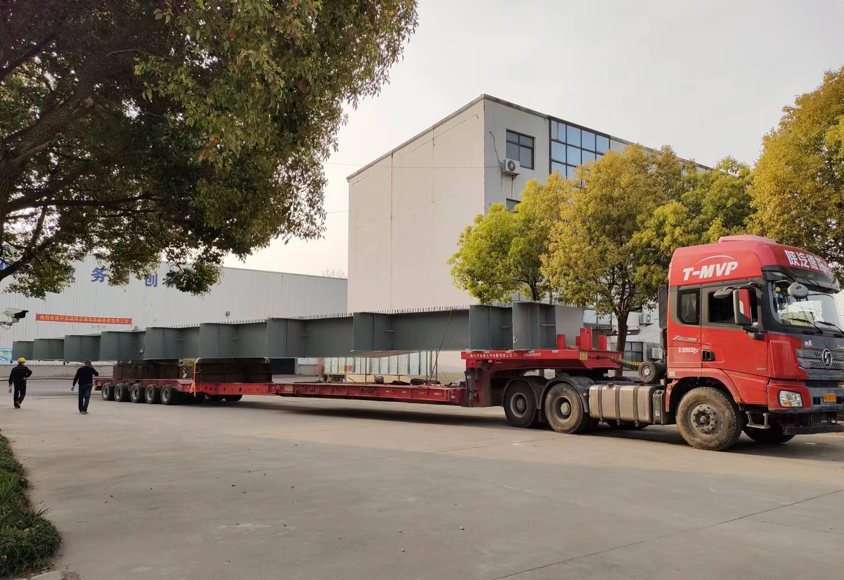 龙袍新城学府路建设工程顺利发运现场吊装