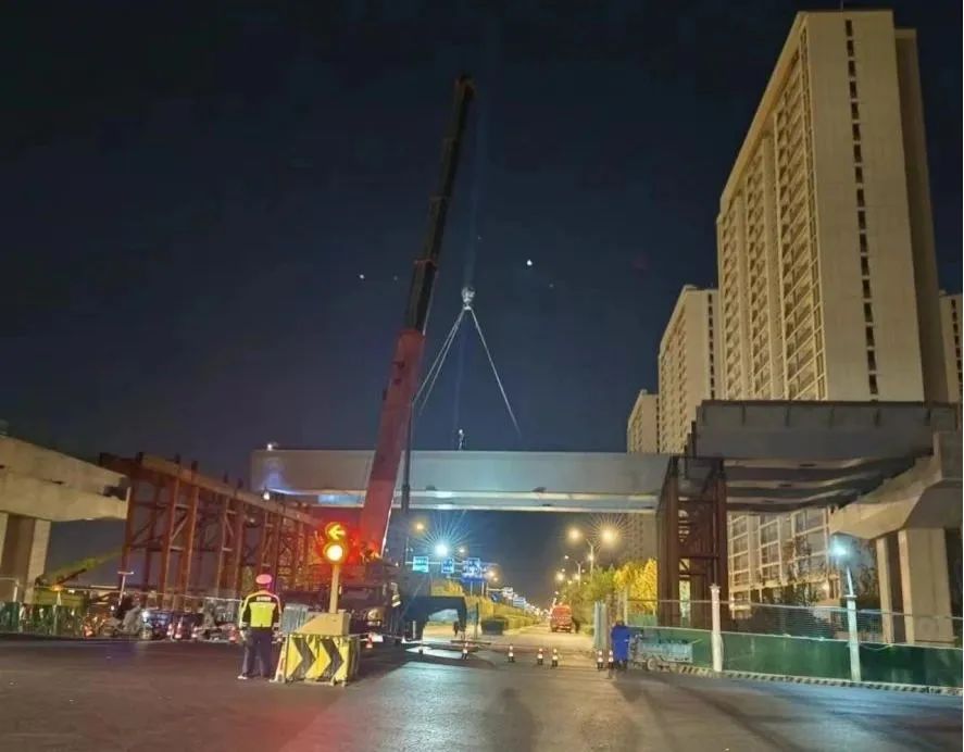 盐城先锋岛项目西环路高架全部钢组合梁吊装圆满完成