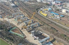 马家园门式墩钢盖梁吊装施工全部完成
