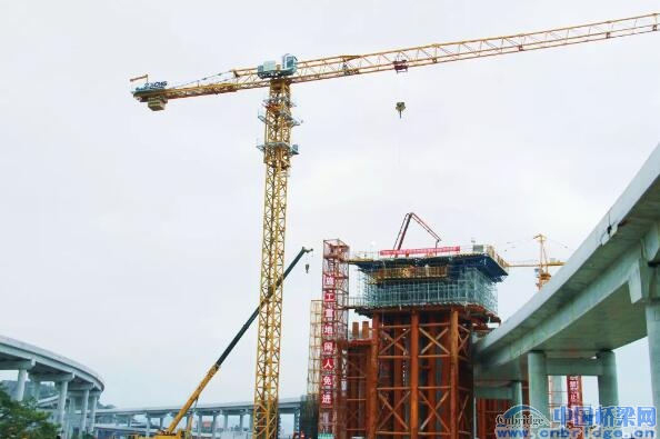 世界首座三塔四跨双层钢桁梁悬索桥悬浇箱梁首