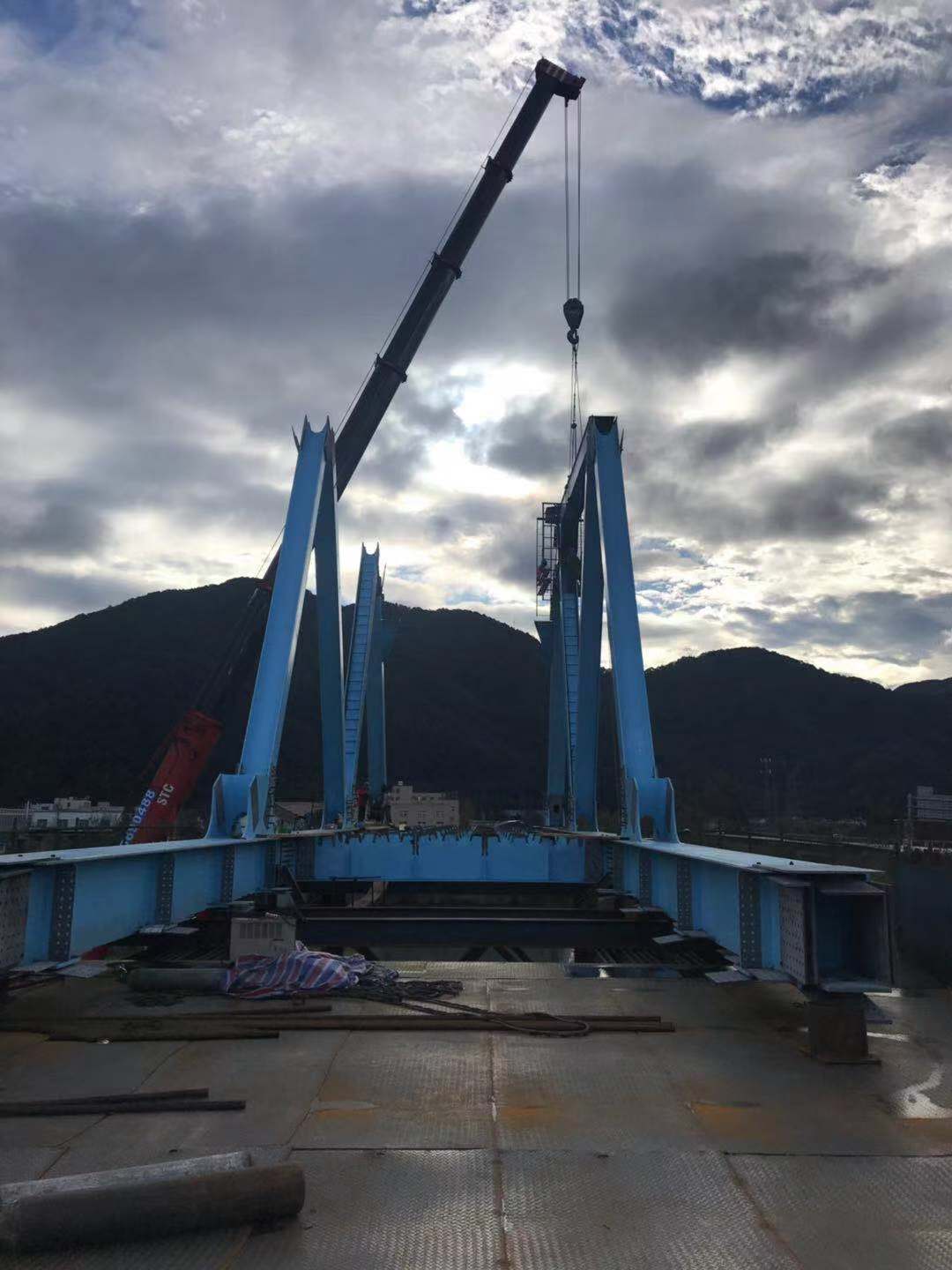 金台64m简支钢桁梁进展情况