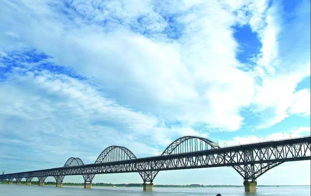 这座铁路大桥在中国桥梁建造史乃至世界建桥史上创造了一系列第一:第