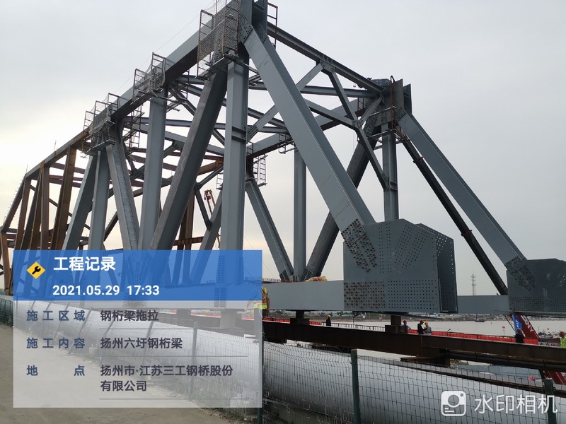 扬州六圩钢桁梁第一次拖拉施工成功到位